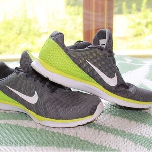 Womens Nike Tennis Shoes.